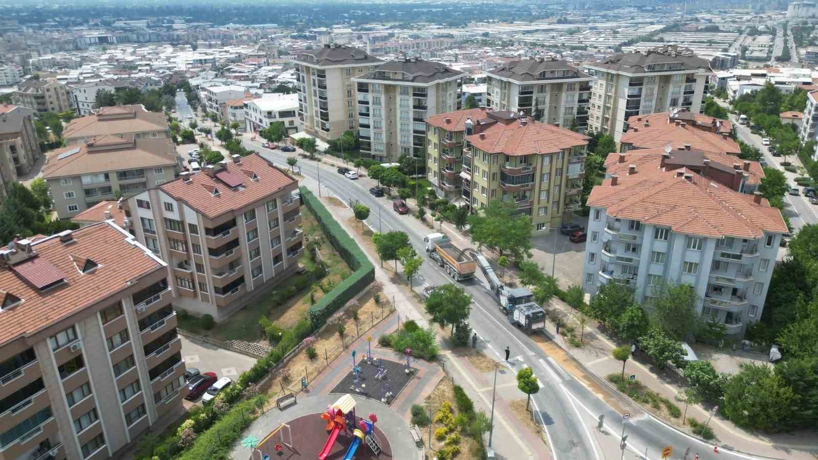 buyuksehir-ucevler-mahallesi-nde-asfalt-yeniliyor