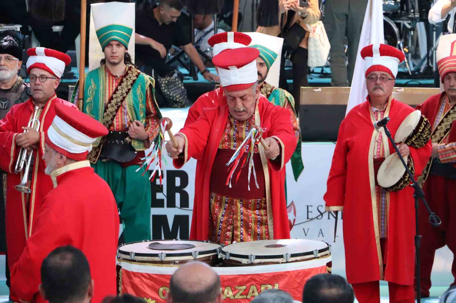 eskisehirliler-15-temmuz-icin-tek-yurek-oldu-meydanda-adim-atacak-yer-kalmadi