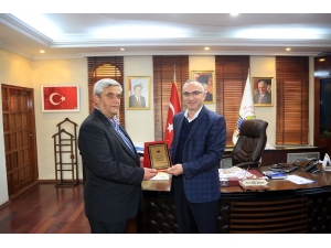 Yılmazer, Emekli Olan Gevren’e Plaket Verdi
