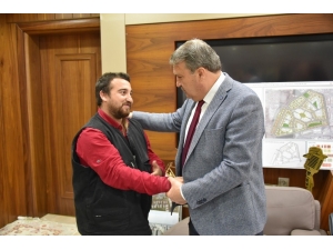 Yunusemre Belediyesi O Gence Sahip Çıktı