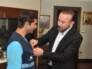 Başkan Doğan’dan Çalışkan İşçiye Altın