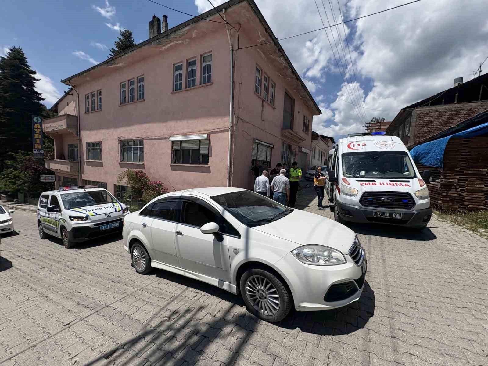 oyun-oynarken-yola-atlayan-cocuga-otomobil-carpti