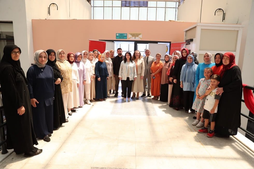 kadin-emegi-merkezi-nde-yil-sonu-sergisi-acildi
