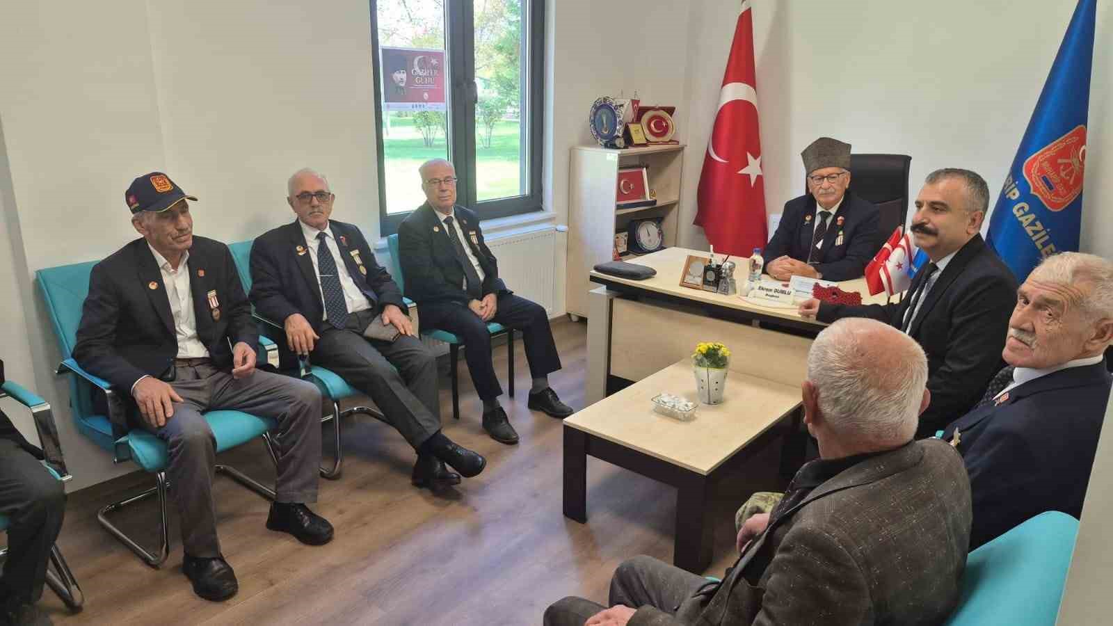il-muduru-bayrak-tan-gaziler-gunu-nde-anlamli-ziyaret