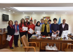 Kitap Okuma Yarışmasında Dereceye Giren Öğrencilere Başarı Belgeleri Verildi