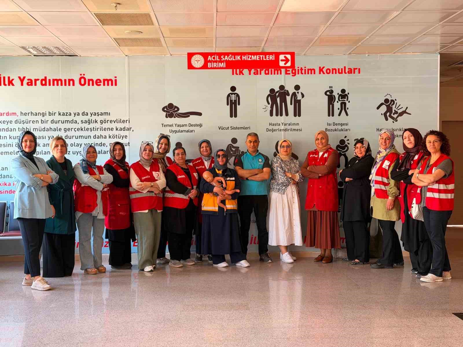 kizilay-ekiplerine-temel-ilk-yardim-egitimi-verildi