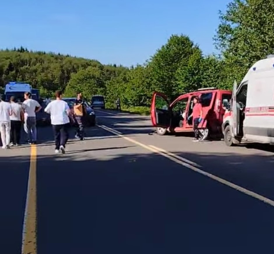 kontrolden-cikan-arac-park-halindeki-araca-carpti-3-yarali