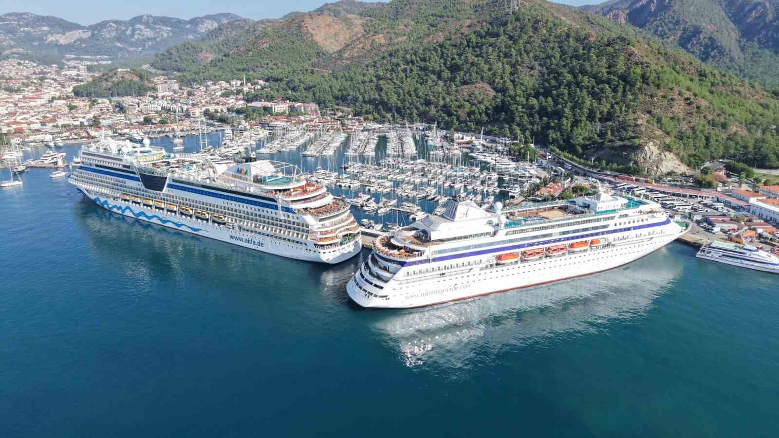 marmaris-limani-na-iki-kruvaziyer-geldi