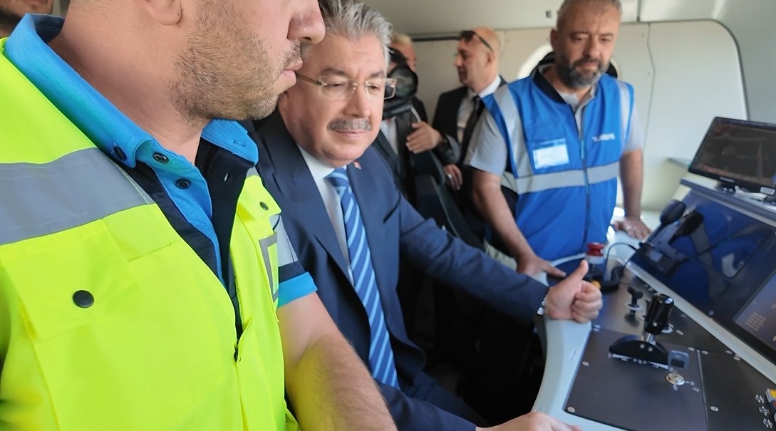 vali-yilmaz-yerli-ve-milli-elektrikli-lokomotif-e5000-i-surdu