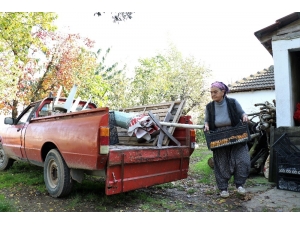 71 Yaşındaki Fatma Teyze Kamyonet Kullanarak Semt Pazarlarına Ürün Taşıyor
