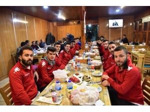 Derbi Öncesi Başkan Yağcı’dan Futbolculara Yemek
