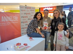 Şebnem Seçkiner Çok Satan Kitabı ’Manyak Anne’ İle Espark’ta