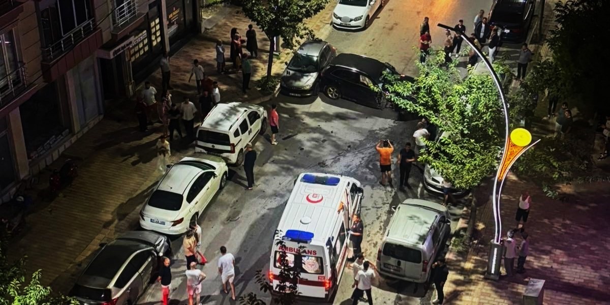 bafra-da-kontrolden-cikan-otomobil-park-halindeki-6-araca-carpti