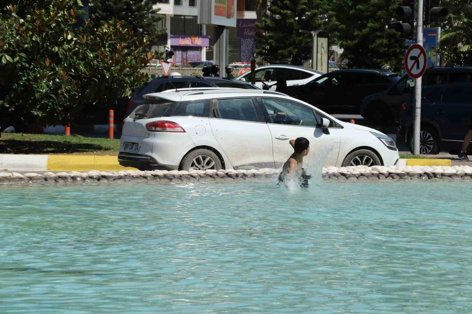 antalya-da-cocuklar-sus-havuzuna-girerek-serinledi