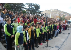Tokat’ta Öğretmenlere 300 Öğrenciden Oluşan Koro Sürprizi