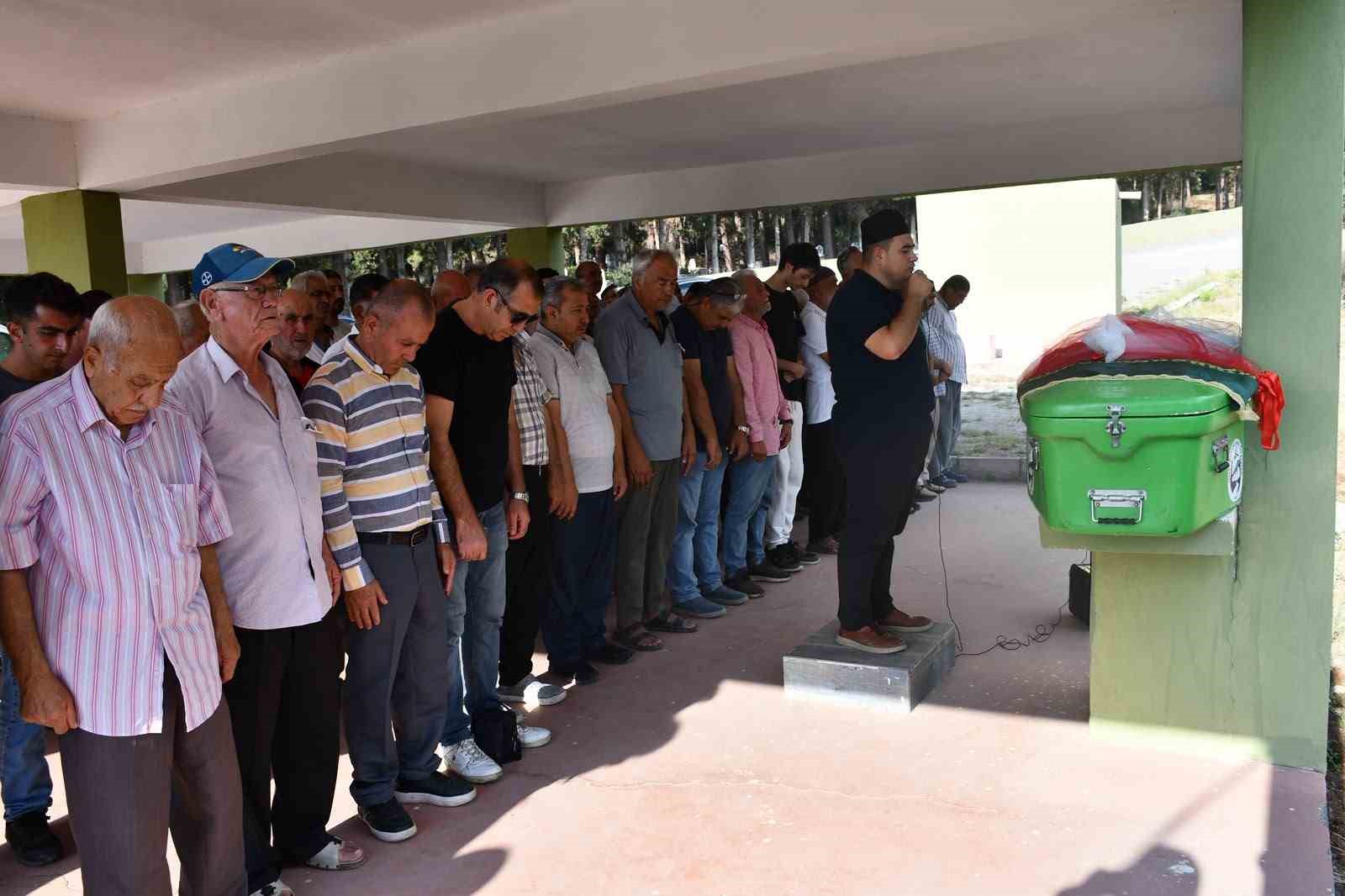 otomobilin-tirin-altina-girdigi-feci-kazada-can-veren-ecem-gelinligiyle-son-yolculuguna-ugurlandi