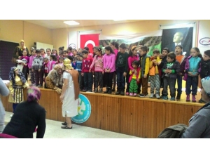 ’Asteriks Ve Oburiks’ Ahmetli’de Çocukları Güldürdü