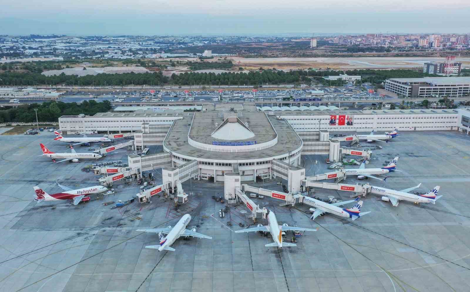 bakan-uraloglu-turkiye-geneli-havalimanlari-direkt-transit-yolcular-ile-birlikte-toplam-167-milyon-552-bin-966-yolcuya-hizmet-verdi