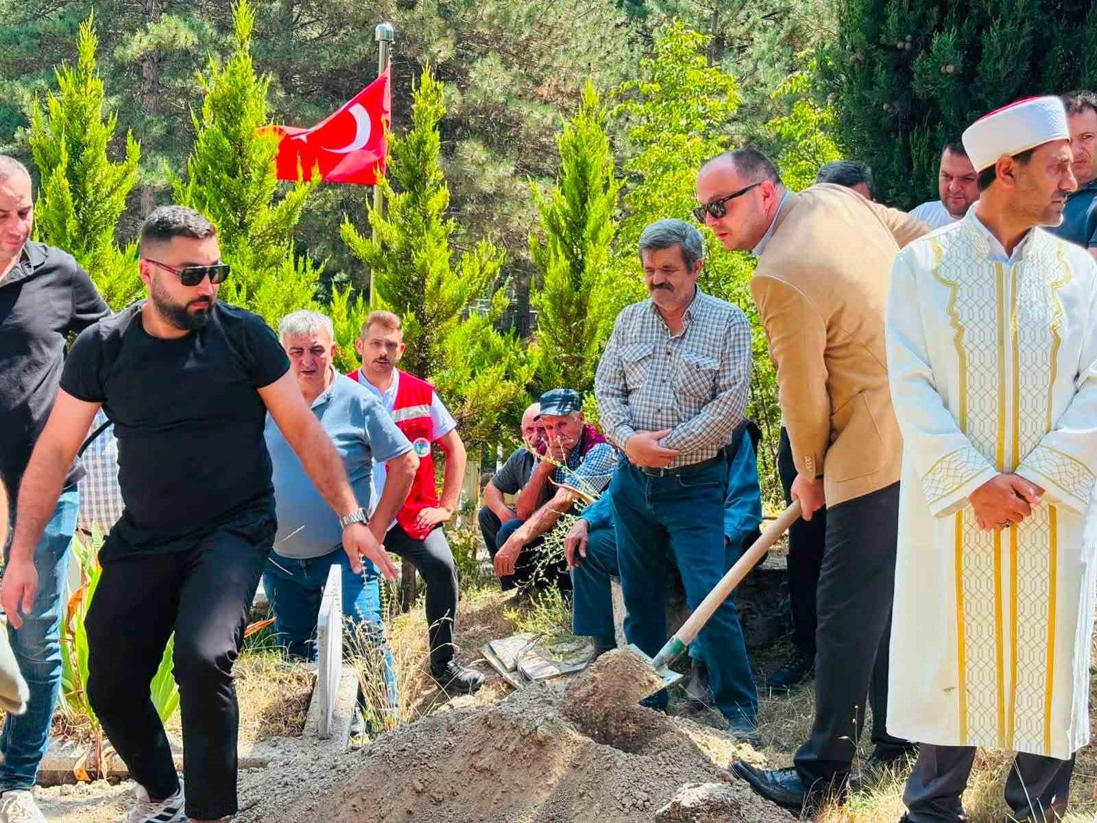 bolulu-sehit-ziya-sarpkaya-nin-annesi-son-yolculuguna-ugurlandi