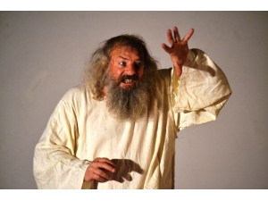 "46’lık Basri Ağabey" Sahnede Büyüledi