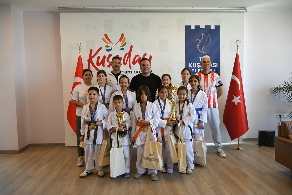 kusadali-genc-karateciler-bursa-dan-madalyalarla-dondu
