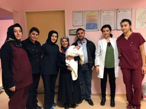 Yemek Borusu Olmadan Doğan Bebek Başarılı Operasyonla Hayata Tutundu