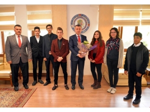 Vali Büyükakın’dan Çocuklara Tam Destek