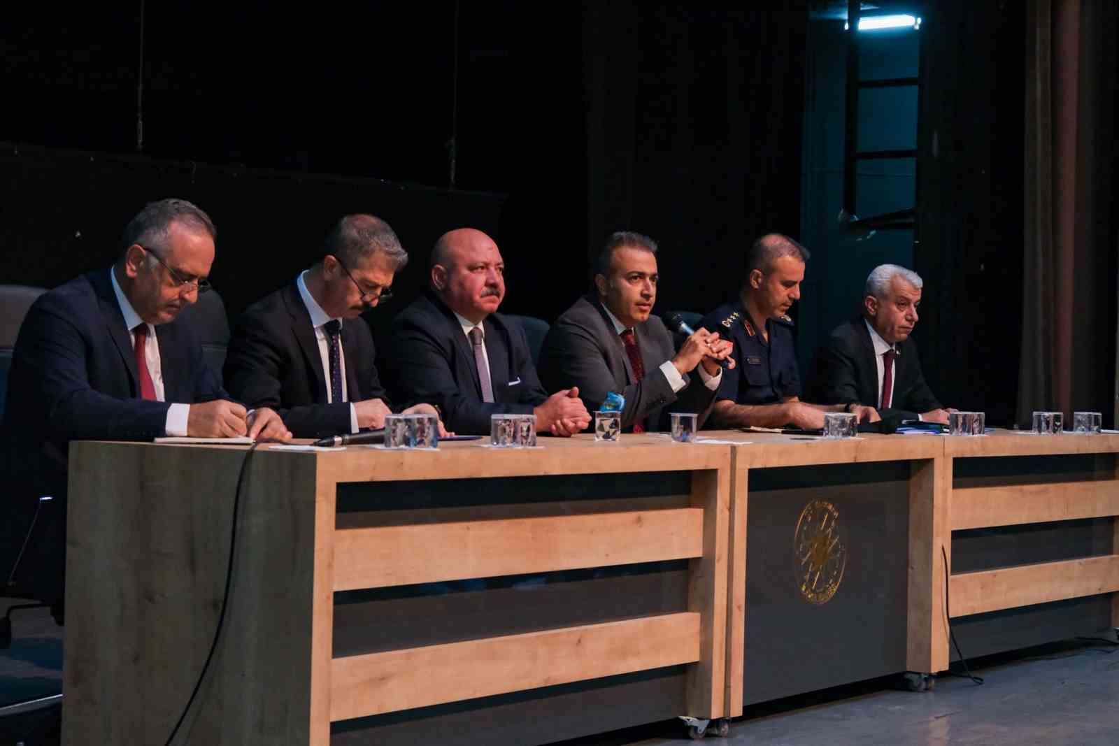 karaman-da-yeni-egitim-ogretim-yili-guvenlik-tedbirleri-toplantisi-yapildi