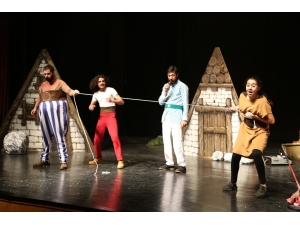 Miniklere Erdemli Ve Çalışkan Olmak ’Asterix Ve Oburix’ İle Öğütlendi