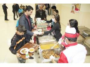 Kaymakam Kazez, Öğrencilerle Yemek Sırasında Girdi