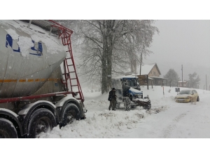Kar Yağışı Nedeniyle Birçok Araç Yollarda Kaldı