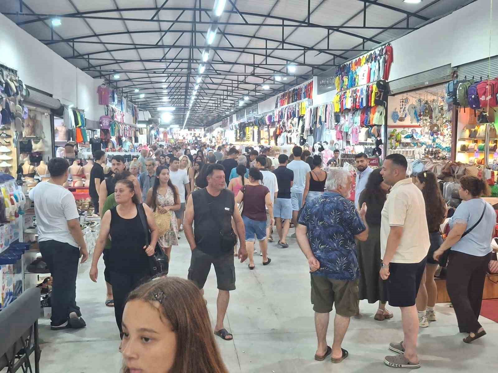 mavisehir-pazar-yeri-tatilcilerin-ve-yerlilerin-akinina-ugradi