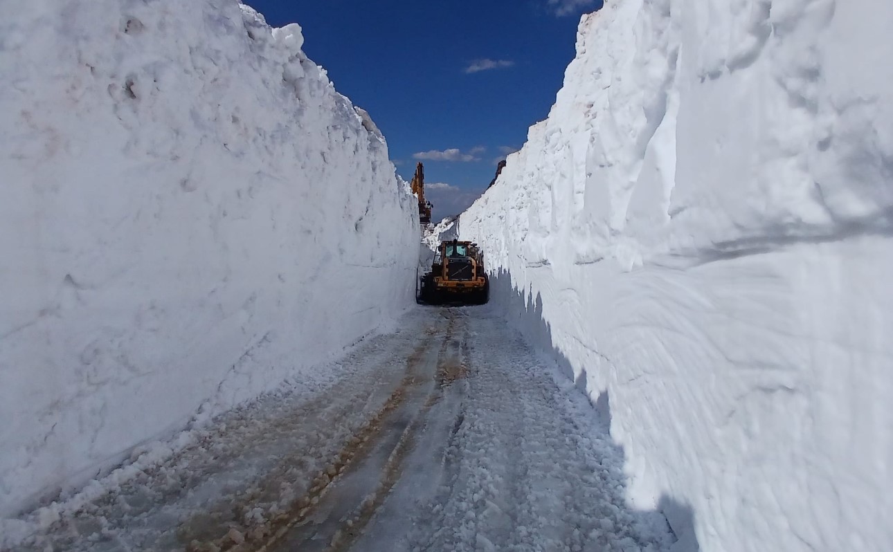 yuksekova-da-temmuz-ayinda-7-metrelik-kar-tunelleri-is-makinesi-icinde-kayboldu