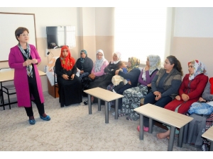 Kadınlara Doğru İlaç Kullanımı Anlatıldı