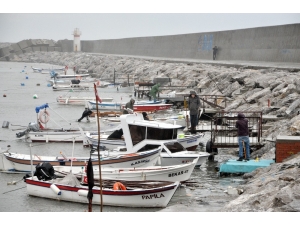 Mendireği Aşan Dalga, Teknelere Zarar Verdi