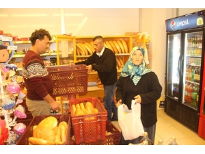 Antalyalı Market, Ekmekte Yüzde 50 İndirim Yaptı, Müşterilerin Akınına Uğradı