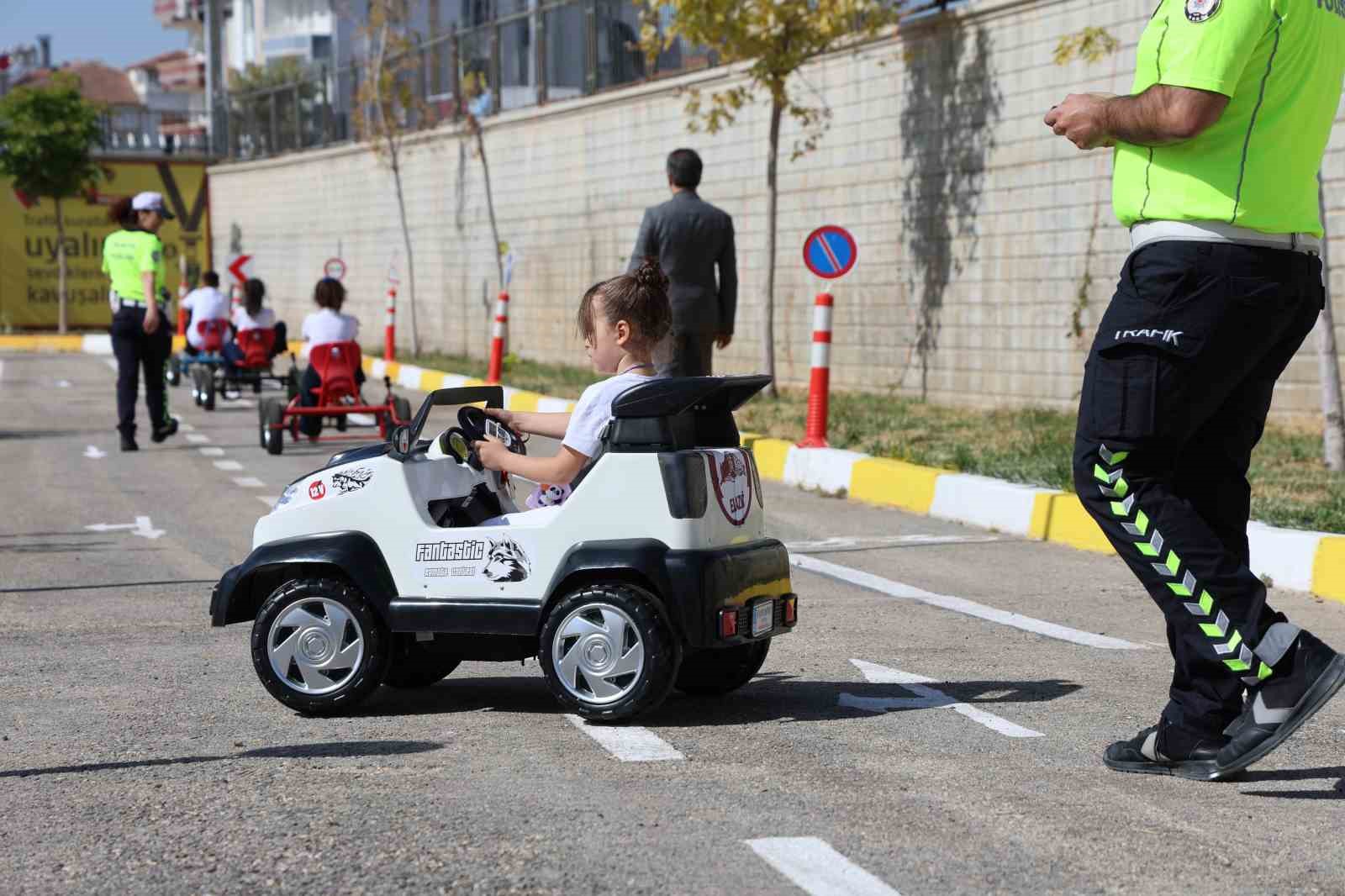 minik-suruculer-trafik-kurallarini-eglenerek-ogrendi