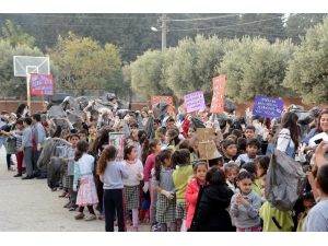 Minik Eller Çevre İçin İş Başında