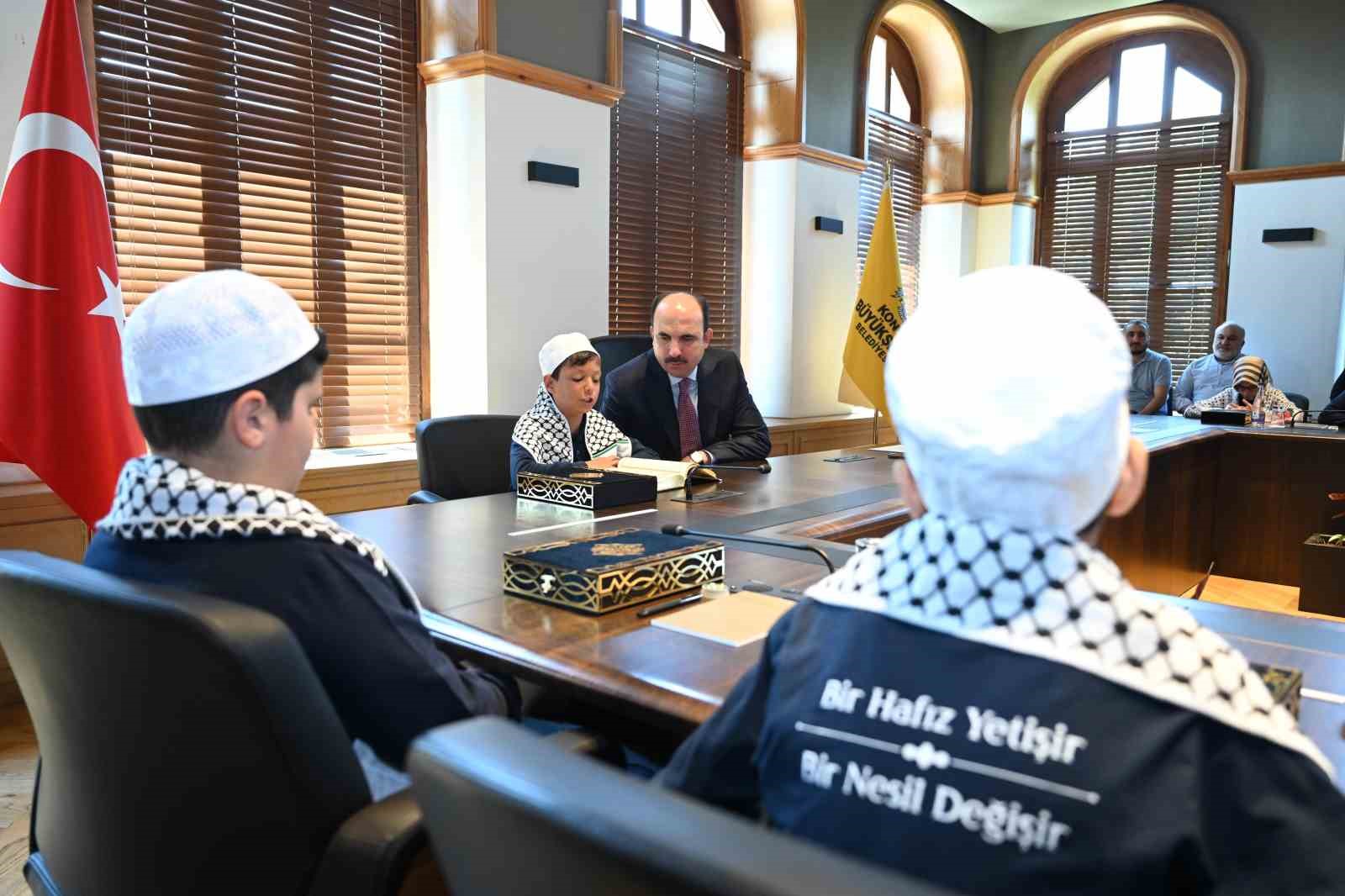 baskan-altay-bilgehanelerde-egitim-alarak-tamami-hafizlik-imam-hatip-okullarini-kazanan-ogrencilerle-bulustu