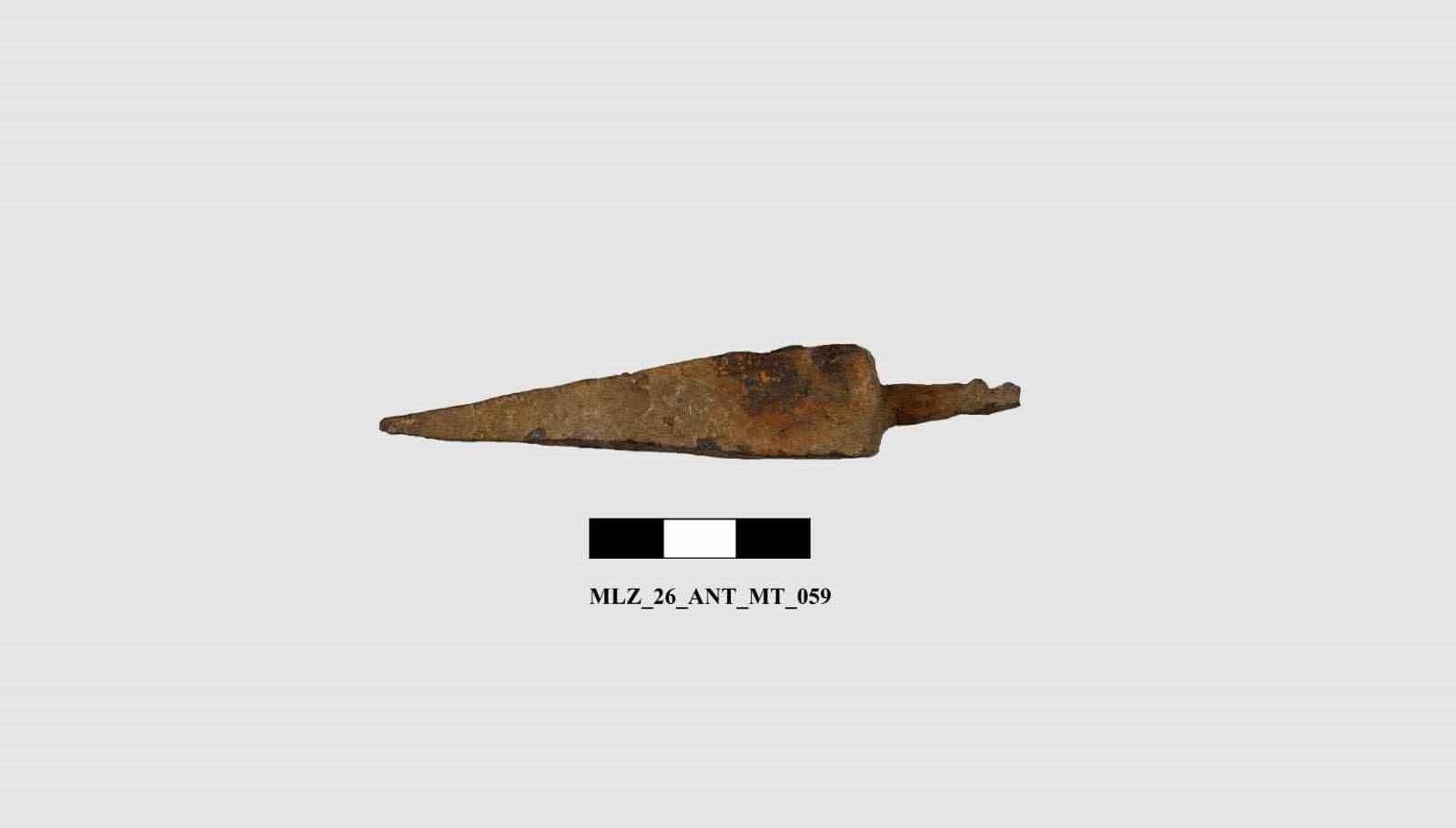 bakan-ersoy-malazgirt-savas-alaninda-11-inci-yuzyil-bizans-askeri-teknolojisini-yansitan-balista-ok-uclari-ilk-kez-gun-yuzune-cikarildi