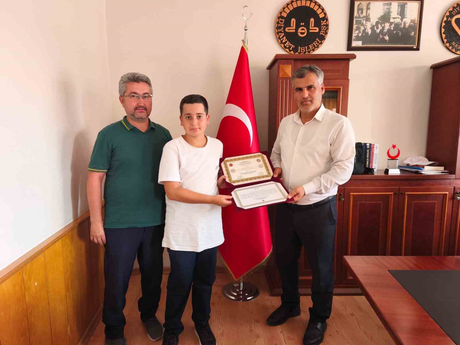 nazilli-de-hafizligini-tamamlayan-ogrencilere-belgeleri-verildi