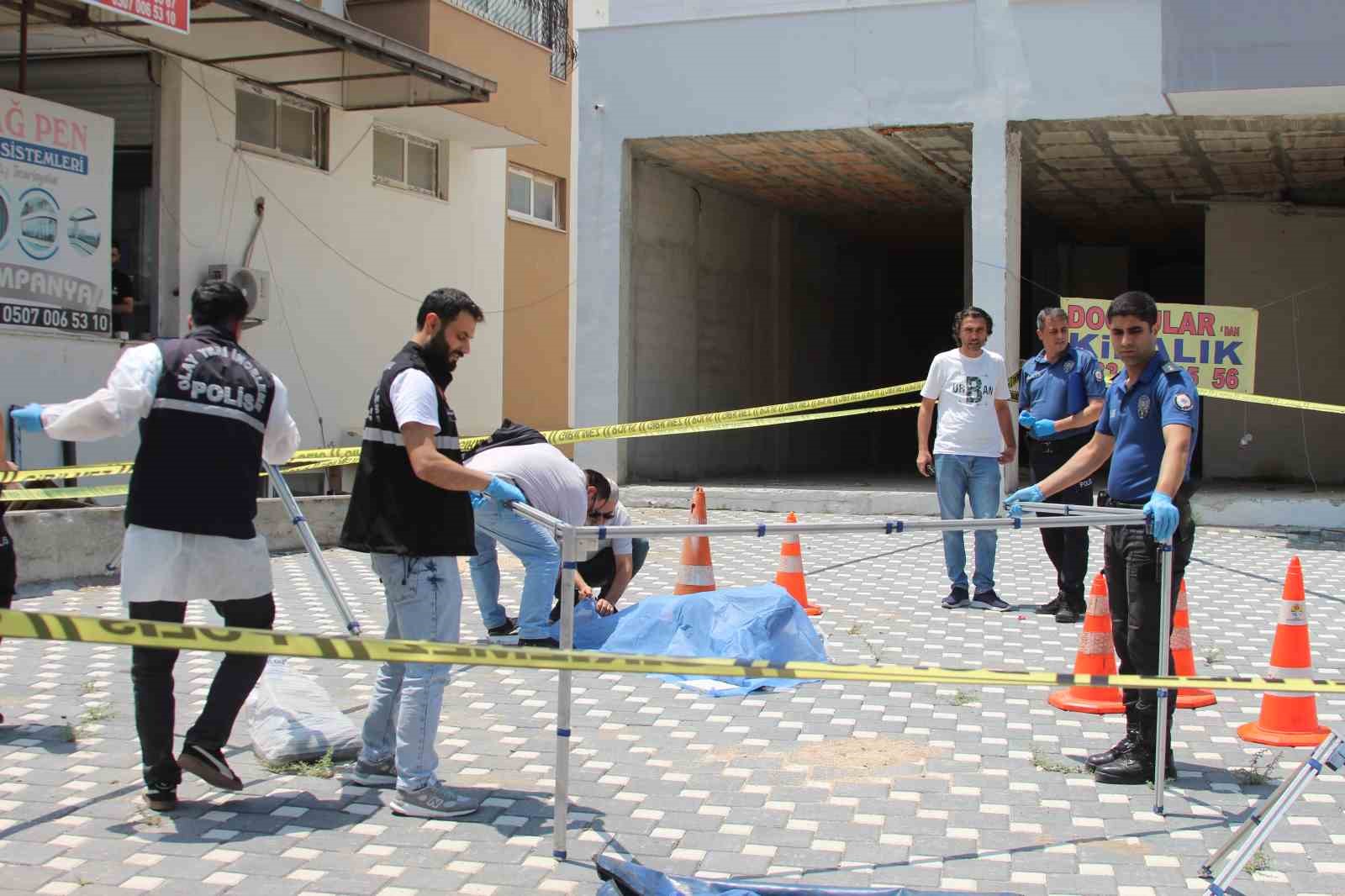 emekli-polis-bicakla-saldiran-oglunu-oldurdu