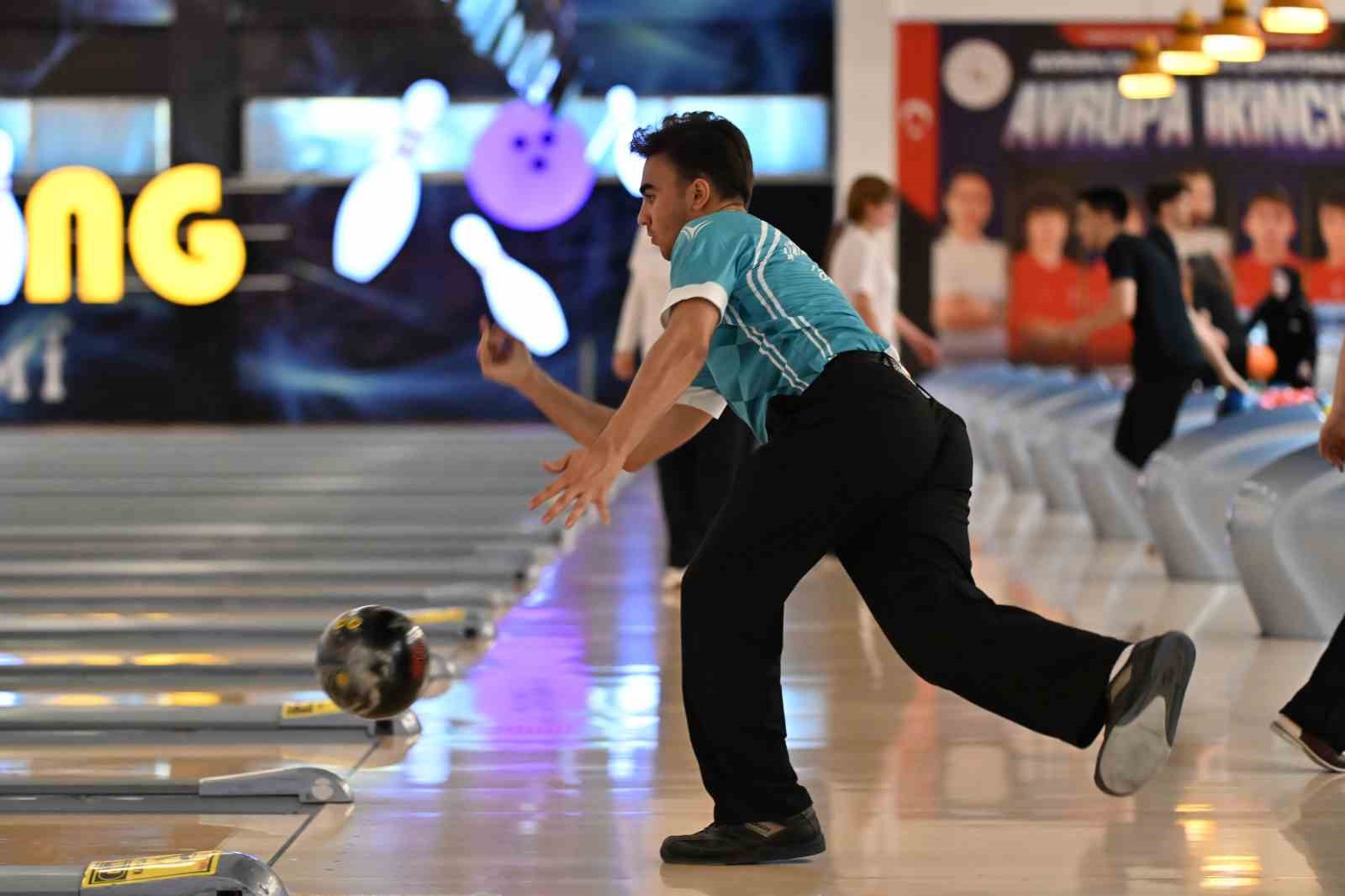 unilig-bowling-turkiye-sampiyonasinda-birinciler-odullerini-aldi