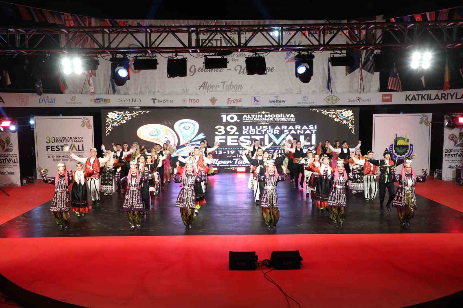 dunyanin-renklerini-inegol-de-bulusturan-festival-basladi