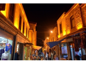 Kemeraltı Yenilenen Görüntüsüyle Dikkat Çekiyor