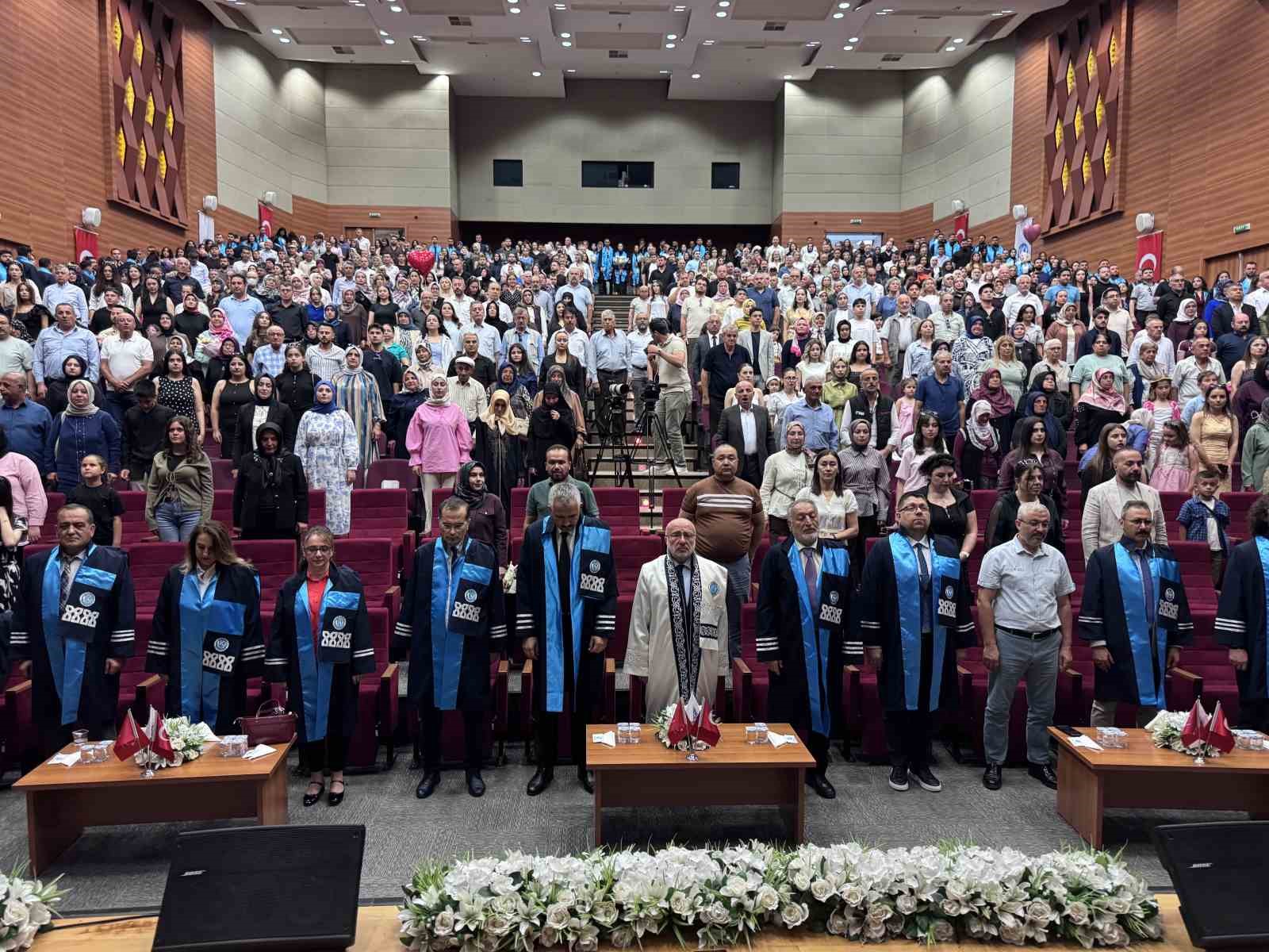 kayu-uygulamali-bilimler-fakultesi-nde-mezuniyet-sevinci