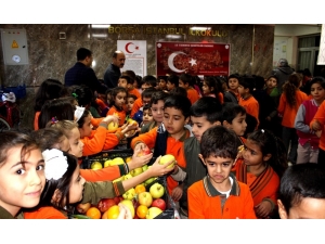 Öğrencilere Meyve Yeme Alışkanlığı Kazandırılıyor