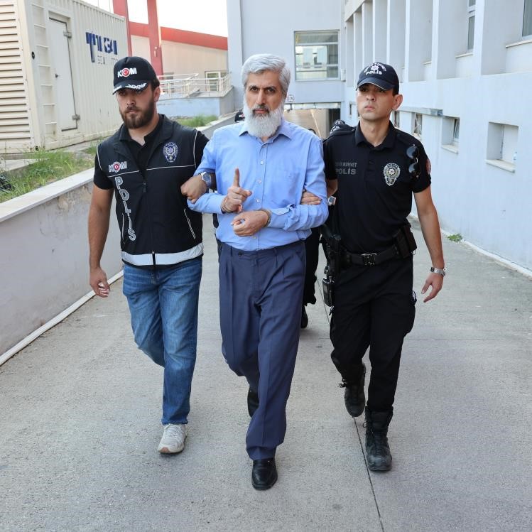 alparslan-kuytul-kendinden-habersiz-hareket-eden-orgut-uyesinin-sirtinda-sopa-kirmis