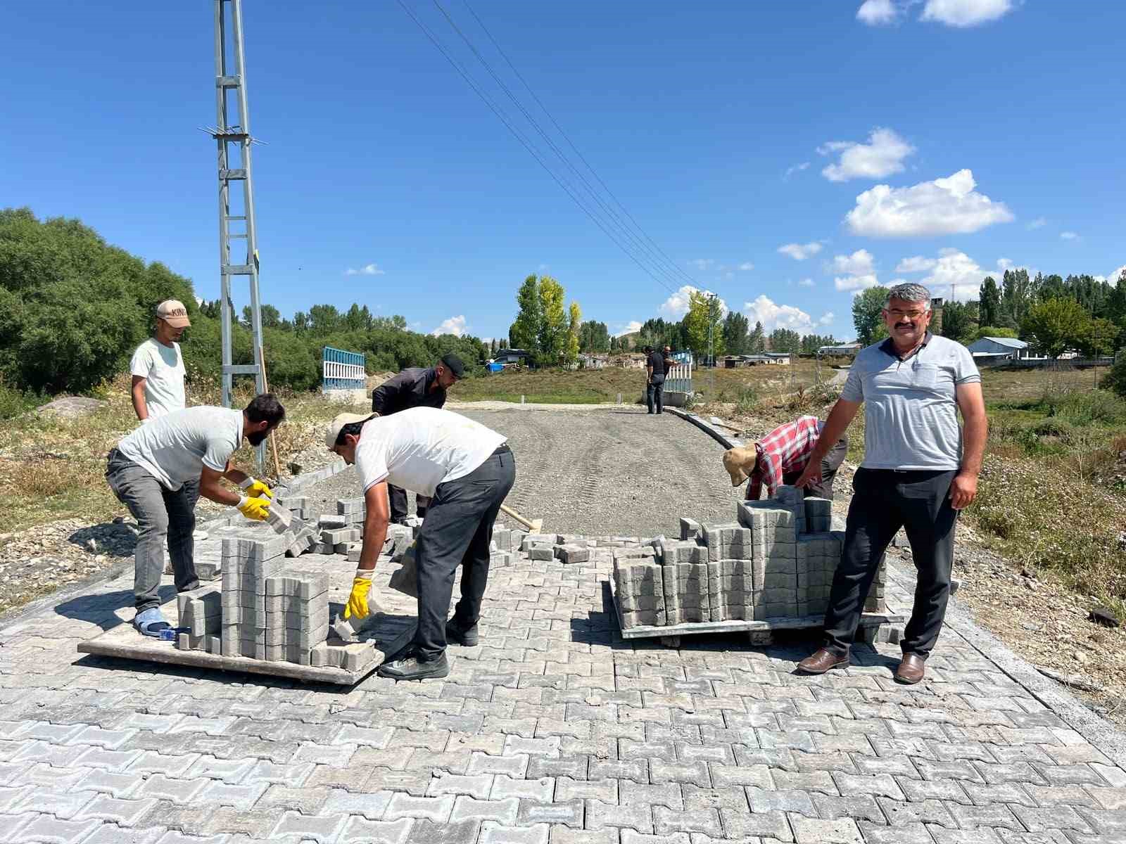 kars-ta-ucpinar-koyu-nde-yollar-parke-taslariyla-yenileniyor