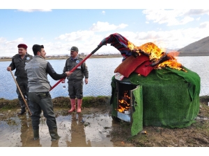 Kaçak Av İçin Dayalı Döşeli Avcı Kulübesi Yapmışlar